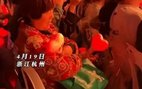 大妈在周杰伦演唱会VIP区呼呼大睡