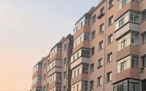 哈尔滨一住宅楼出现惊人一幕，中间竟然裂开了，居民们是否安全？