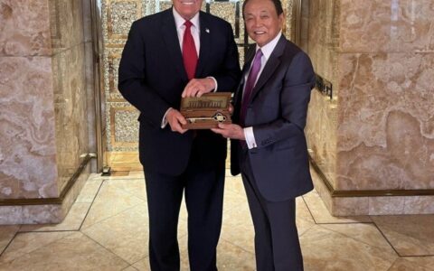 日本前首相麻生太郎跑到美国拜会前总统特朗普，日媒：拜登政府人士批日本“做法卑鄙”