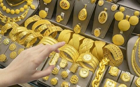 金价下跌影响黄金回收市场：有回收商称手里有1公斤两天亏2万，咨询数增多但交易量减少