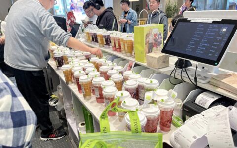 五一游客挤爆网红餐厅和奶茶店，不管在北上广还是小城镇