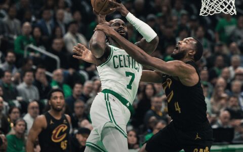 原创
            NBA东部半决赛：凯尔特人120-95大胜骑士，布朗32分带队赢得开门红