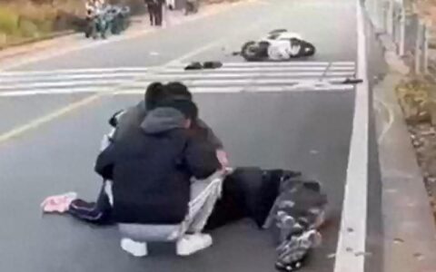 成都龙泉山摩托车骑手超车弯道发生意外，人车分离当场死亡！