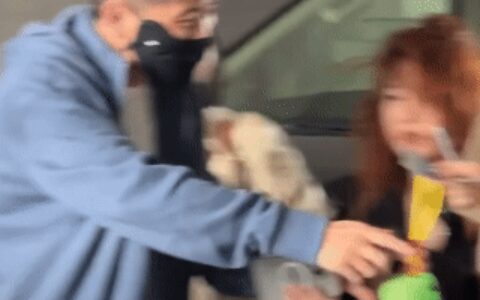 惹怒粉丝，明星李乃文与粉丝握手被经纪人强行拉走，引粉丝不满