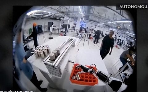 卷起来的特斯拉，从智能车卷向人形机器人
