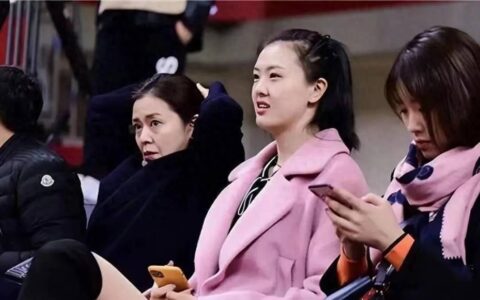女排2-3惜败！裁判用人入神，张常宁成大腿，李盈莹遭雪藏