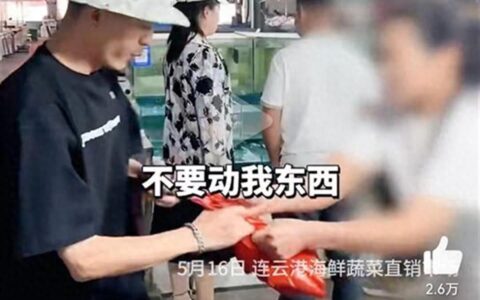博主打假“鬼秤”遭围堵被抢手机，女商贩夺虾摔地搬走电子秤，当地：涉事商贩已清理出场