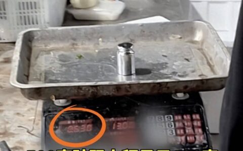 连云港鬼秤商贩已被清出市场，博主揭露连云港海鲜市场鬼秤被围堵