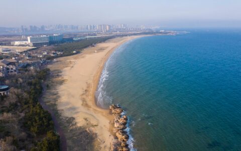 浩瀚海滨空寂完美，滚滚海浪亲吻海滩，青岛春天的海边真是美醉了