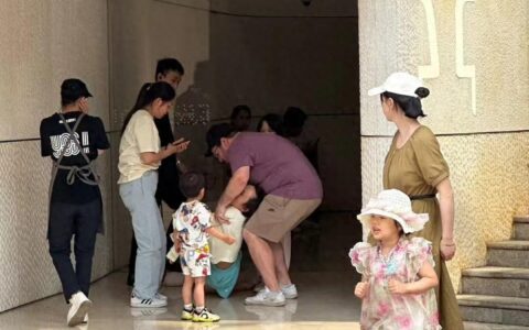 突发！张踩铃逛街突然晕倒！大胖媳妇直接扛起就跑，目击者曝原因