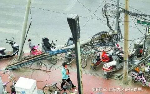 电线杆倒塌砸伤人“飞来横祸”谁赔偿？
