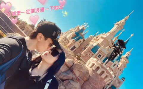 吴尊全家游乐园过节，他和妻子嘟嘴亲亲好甜蜜，女儿长势喜人