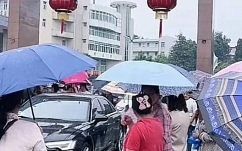 高考临近，安徽六安毛坦厂中学，众家长冒雨送考，央媒直播