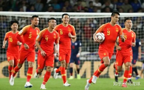 玄学失效！泰国队主帅赛前场内藏放硬币，双手合十祈祷能赢国足-泰国国家队队长