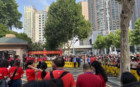 直击武汉高考考点：72岁奶奶穿红旗袍助威，学霸家长团称希望孩子考上北大做同学-四个老奶奶在一起的电视剧