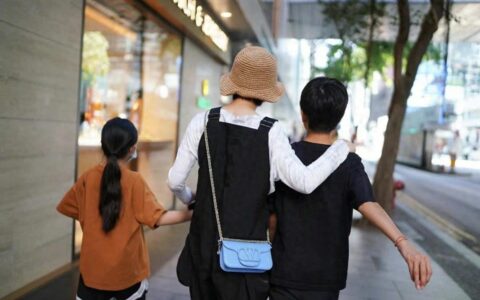 孙俪冲上热搜！晒邓超和儿女对话，等等教科书回答，感动无数网友-孙俪和邓超几个小孩儿