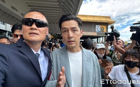 直击／胡歌抵台「轮椅粉丝冲出举手机合照」！ 1反应超暖-胡歌车祸访谈