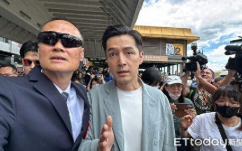 直击／胡歌抵台「轮椅粉丝冲出举手机合照」！1反应超暖　8字揭来台心情-胡歌釆访视频