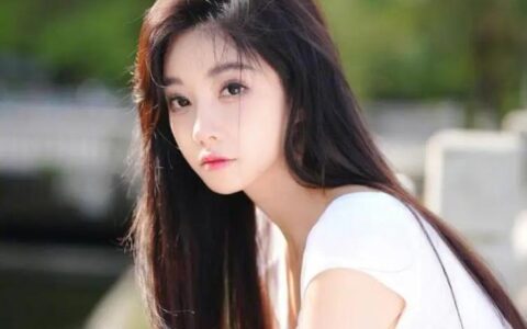 冯提莫开小号直播健身超10万人观看诱人身材，直播间意外走光被封-冯提莫直播什么