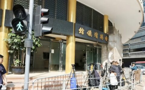 刘德华携妻女送别亡父，一家三口手牵手到殡仪馆，众星送花圈悼念-刘德华携妻子