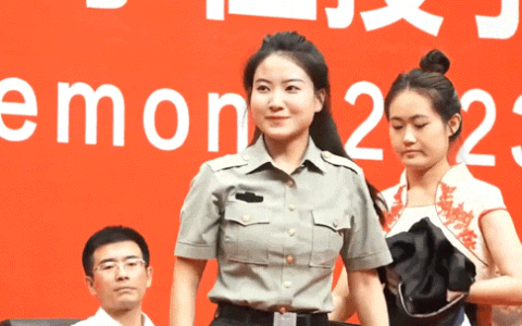 她在毕业典礼上的这次变装，网友直呼：太飒了！-毕业典礼的着装
