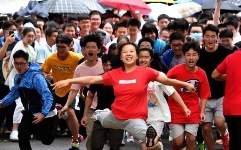 2020年高考，湖南考生兴奋冲出考场跳“一字马”，后来考了多少分-2020高考一字马女生高考成绩