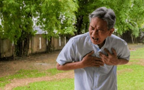 53岁男子突发心梗去世，医生直言：气温上升，心脏不好要少做这些-32岁男子突发心梗怎么办