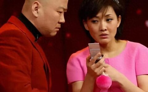 网友地铁偶遇牛莉母女，牛莉面部僵硬鼻子超尖，买LV新包有实力-牛莉的前任丈夫是干什么的
