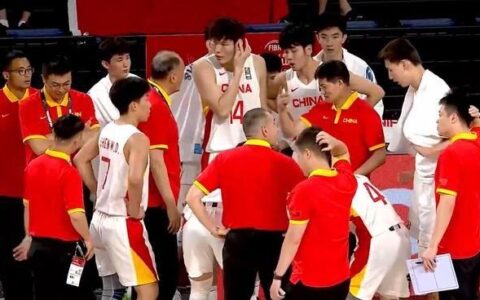 下半场崩盘，中国男篮20分惨败！不敌澳大利亚队，王岚嵚20分-20201中国男篮