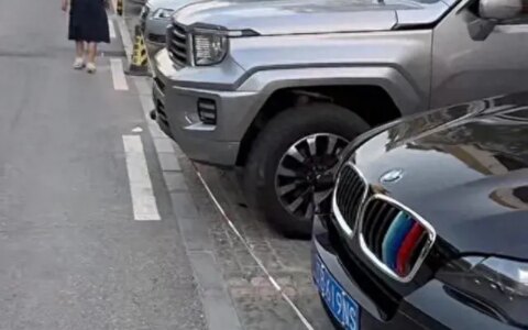 闹大了！百万粉丝网红在大连遭恶意锁车，大连警方处理方式惹众怒-大连一轿车原视频
