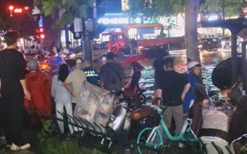 郑州暴雨一男子街头遇险抢救无效死亡，当地：不确定是否与漏电有关-郑州暴雨袭击