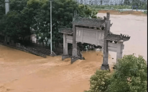 原创
            湖南平江大暴雨，致使县城被淹，为何水排不出去？-湖南平江一人被害