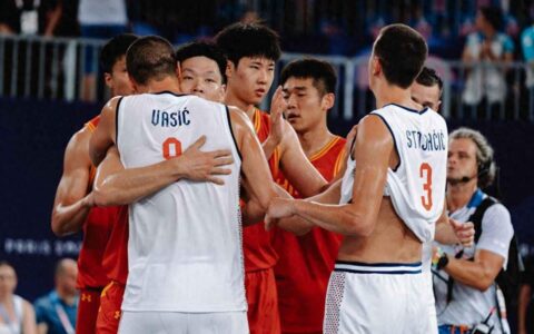 爆冷战胜世界第一塞尔维亚，三人篮球中国男队迎来巴黎奥运会首胜-中国与塞尔维亚篮球比赛