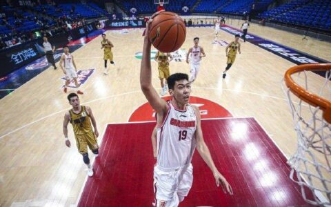 恭喜广东宏远！2米26潜力中锋首次入选国家队，才20岁未来可期-广东宏远球员身高臂展多少最新