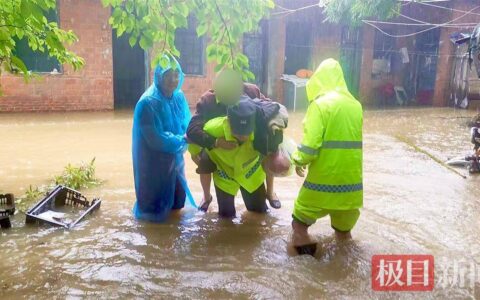 暴雨涨水致八旬老人被困家中，民警涉水上门紧急转移-老人因暴雨家里淹水去儿子家住 随后一幕令人意想不到