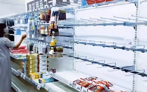 乱象！日本首个巨大地震警报发布后，民众抢购水，等多种生活用品-日本地震报道