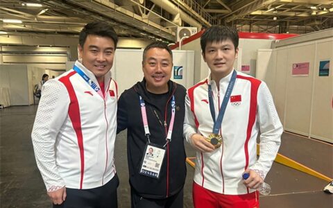 日本一姐表白樊振东！小胖合影美女，笑得合不拢嘴，也交换了pin-樊振东把老外打懵了